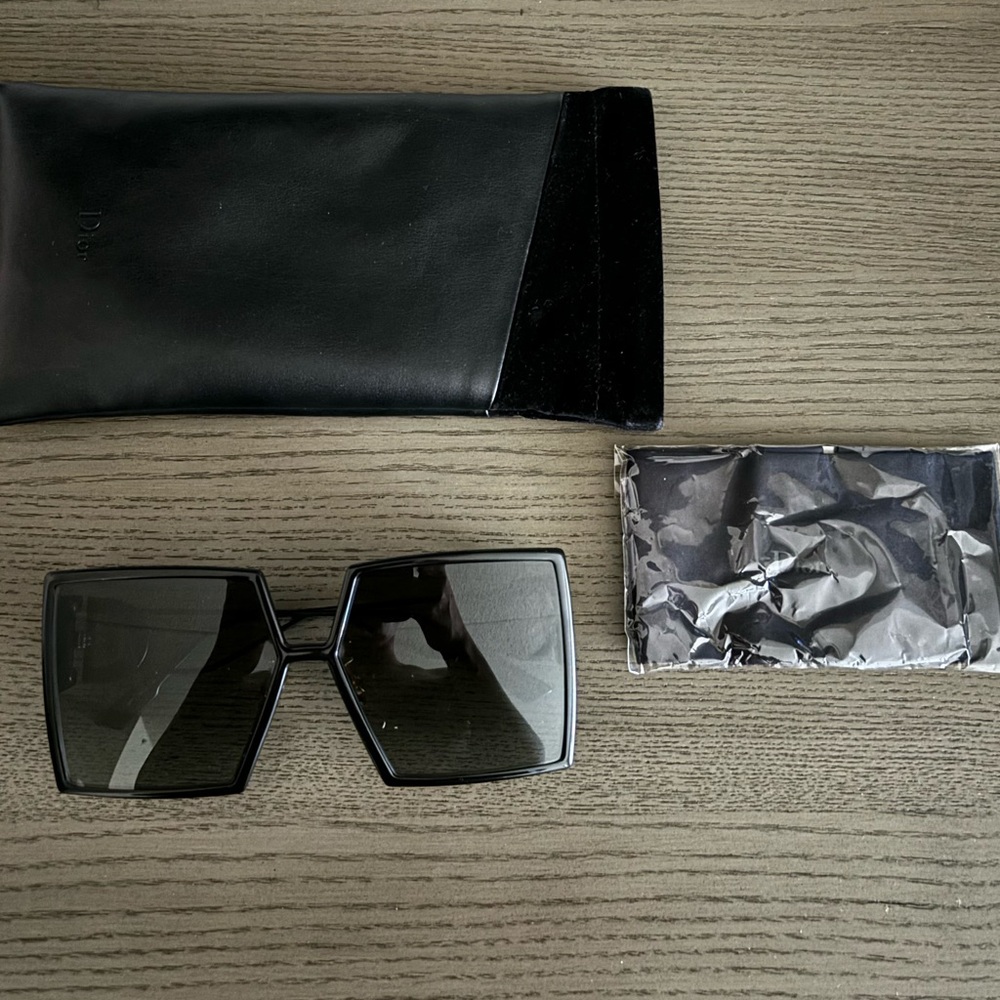 Dior sunglasses / Christian Dior
30Montaigne SU Sunglasses